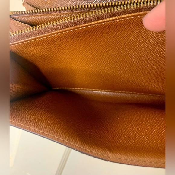 SOLD!! Additional pics!📸Louis Vuitton Monogram Sarah Bifold Long Wallet w/ Chain - Picture 12 of 13